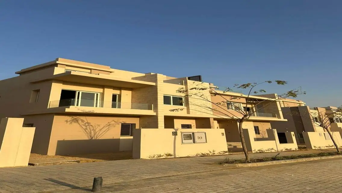تاون هاوس جاهز للسكن بموقع مميز في تاوني هايد بارك