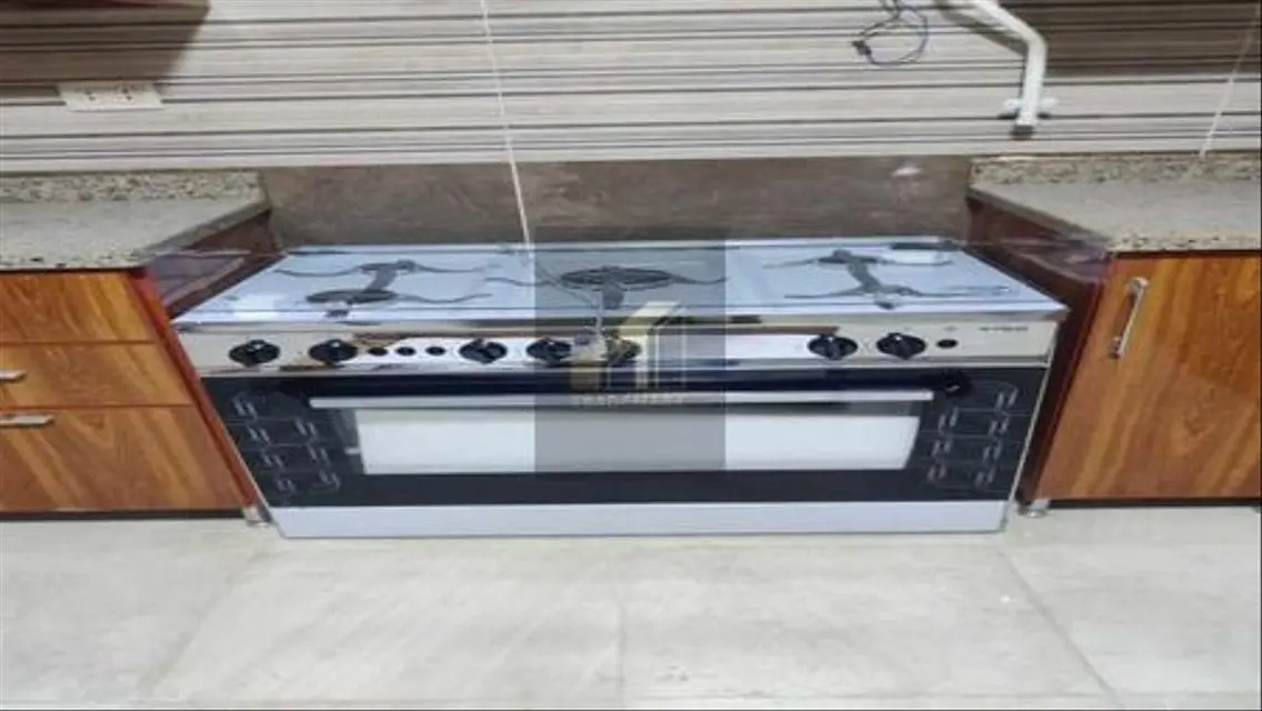 apartment with kitchen and ac\s prime location