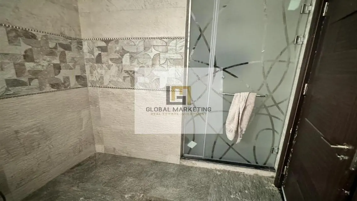 apartment super lux fully furnished in Eastown .