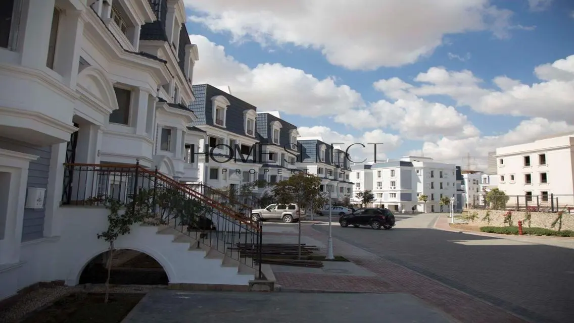 Corner 3 Bedroom + Garden - MV I-City October