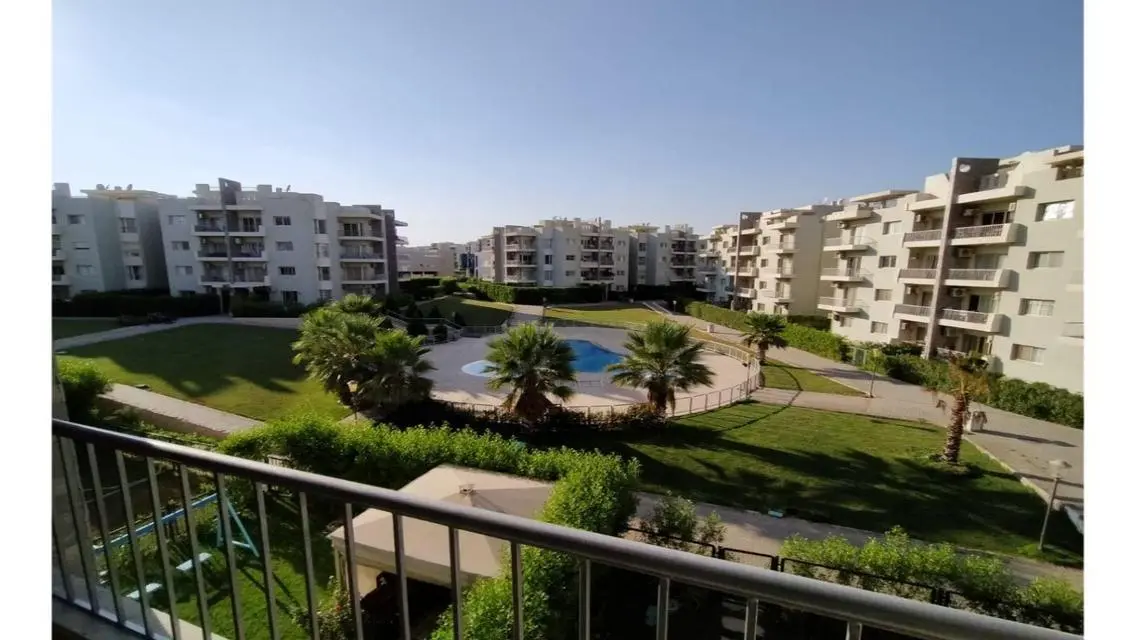 شقة 134م بالفرش و المطبخ التكييفات كمبوند ذا ادرس