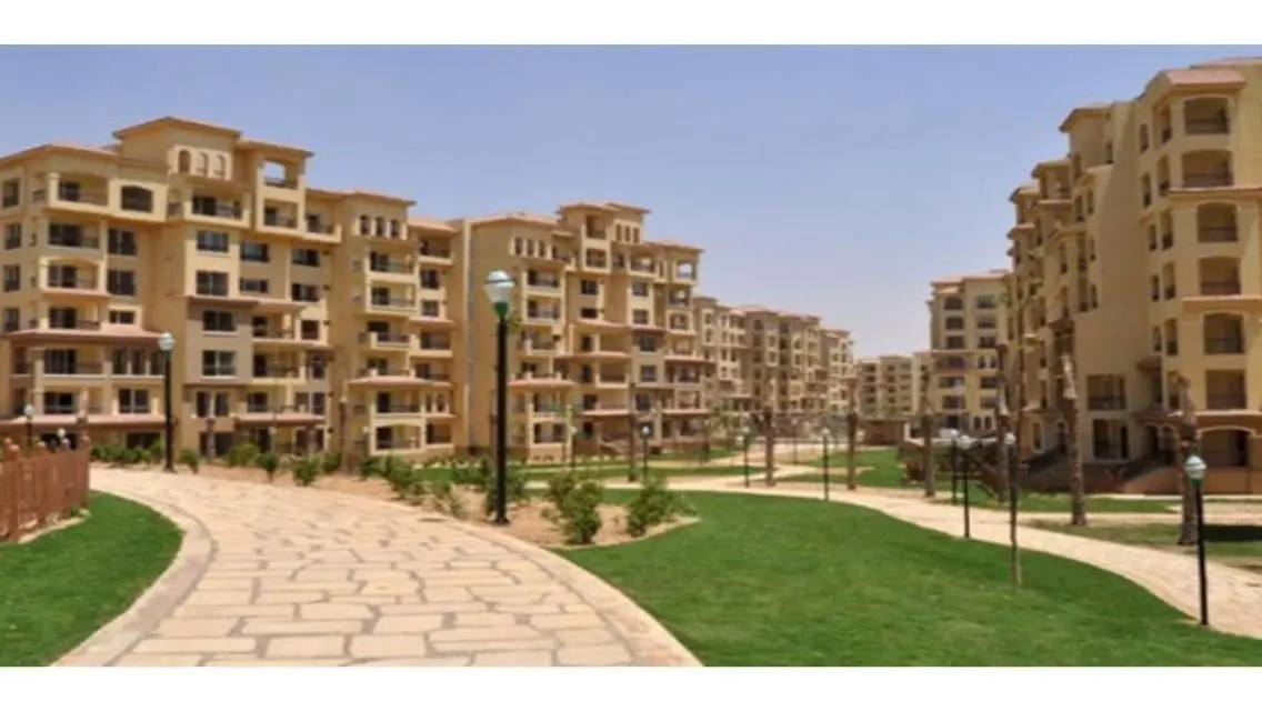 فيلا فاخرة مطلة على البحيرة والمناظر الطبيعية للبيع
