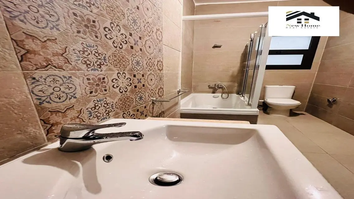 عقار فاخر بمساحة شاسعة ومرافق مميزة