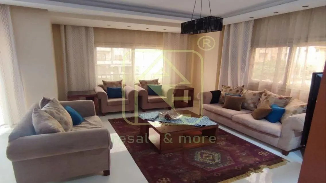 شقة رائعة مع شرفة في وسط المدينة