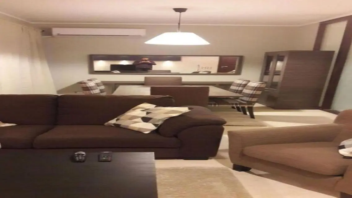 شقة مفروشة فاخرة بحديقة للايجار في فيلدج جيت