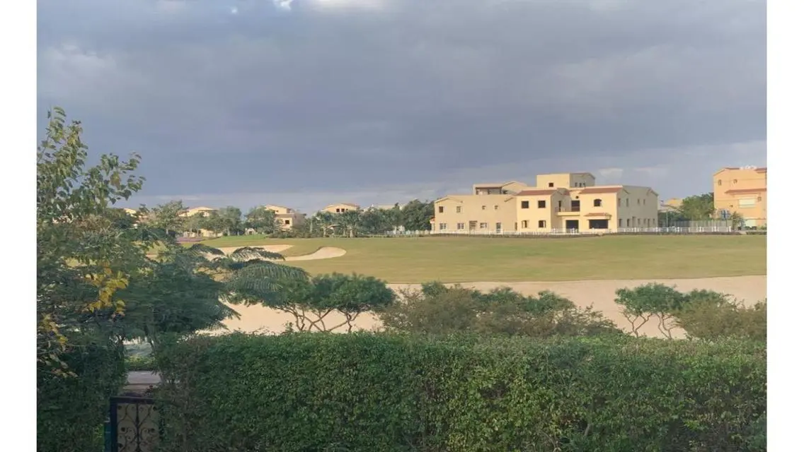شقة فاخرة بمساحة كبيرة مع غرفة خادمة ونادي صحي مشترك