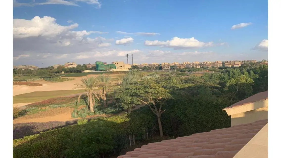 شقة فاخرة بمساحة كبيرة مع غرفة خادمة ونادي صحي مشترك