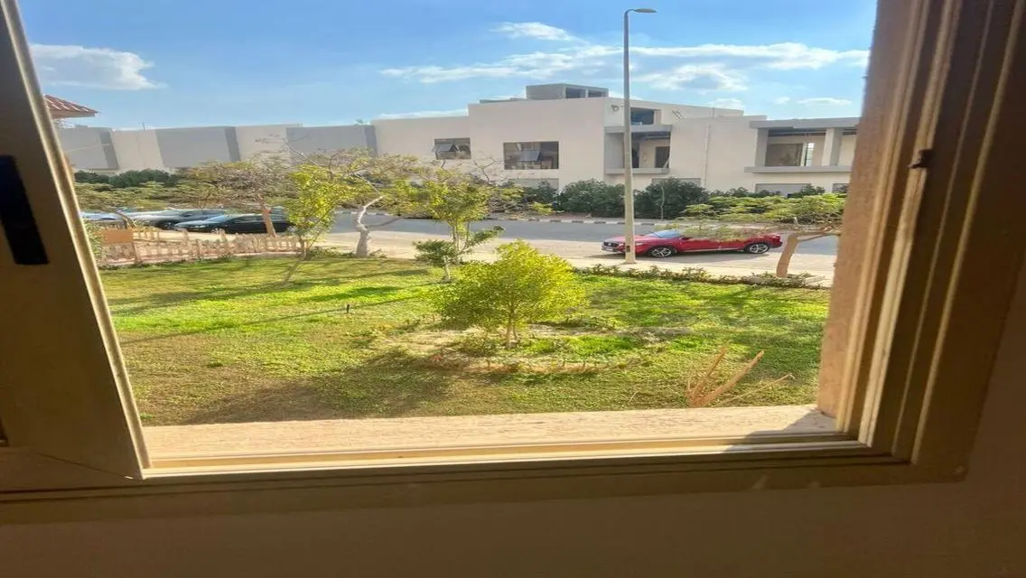شقة فاخرة مكونة من 4 غرف نوم مع حدائق خاصة