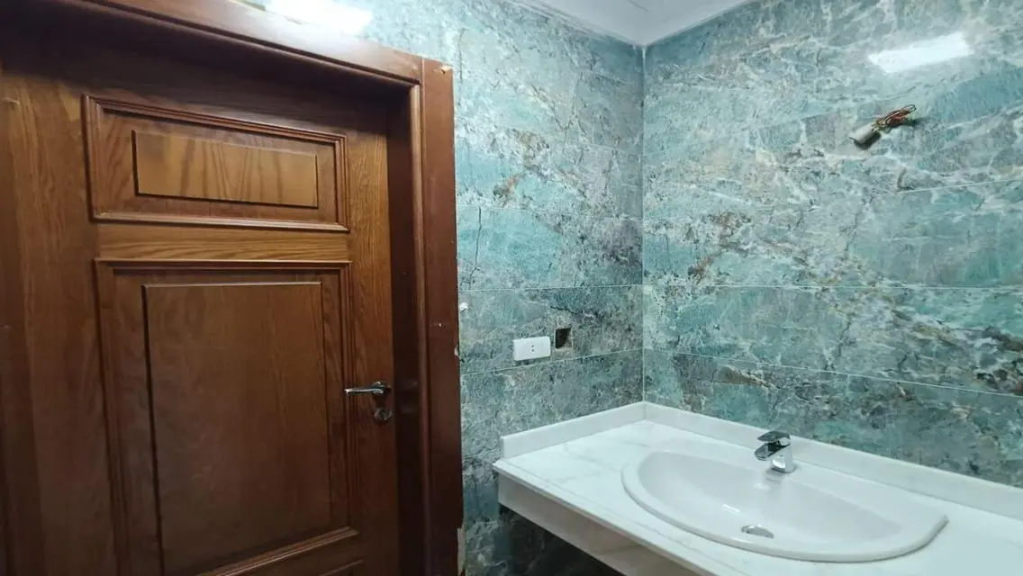 شقة فاخرة مكونة من 4 غرف نوم مع حدائق خاصة