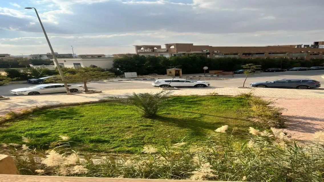 شقة فاخرة مكونة من 4 غرف نوم مع حدائق خاصة