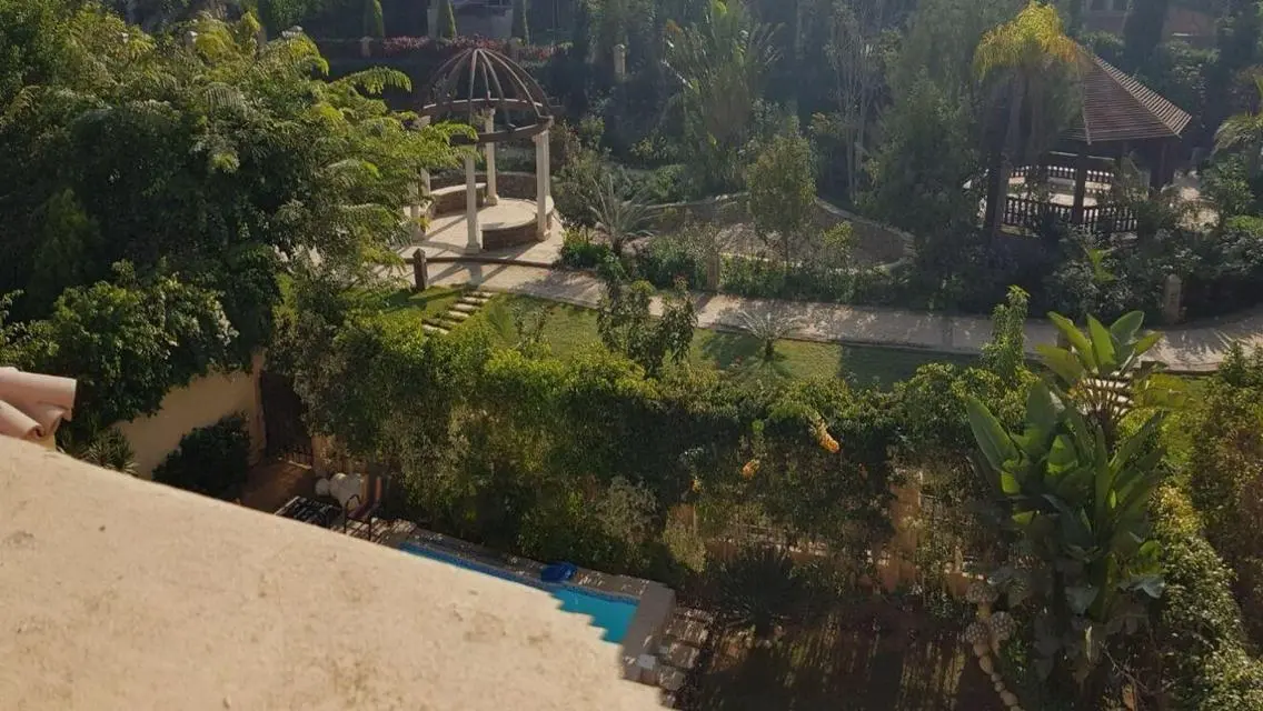 فيلا متشطبه للبيع فى اكتوبر , حمام سباحه