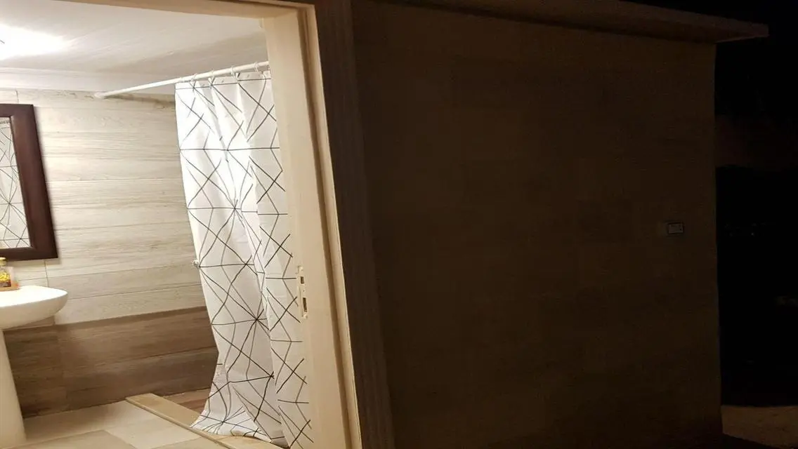 فيلا متشطبه للبيع فى اكتوبر , حمام سباحه