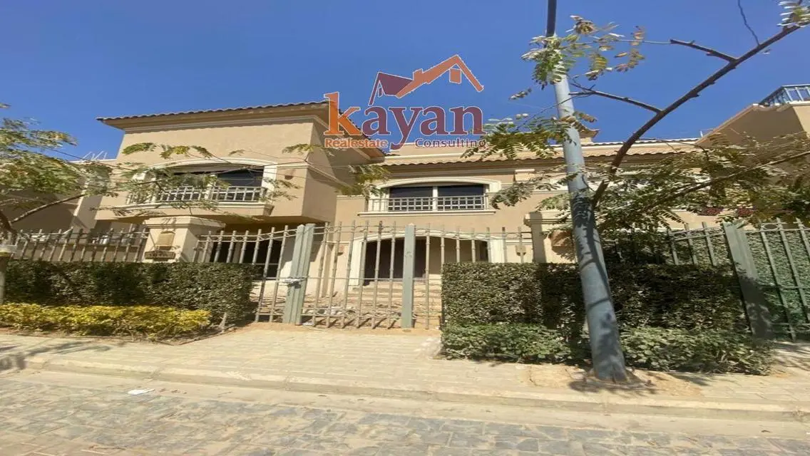 Twin house directly on the swimming pool, immediate receipt