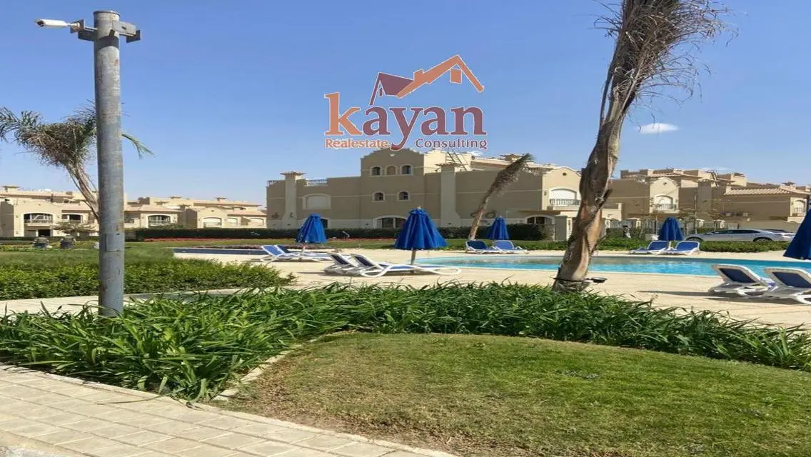 Twin house directly on the swimming pool, immediate receipt