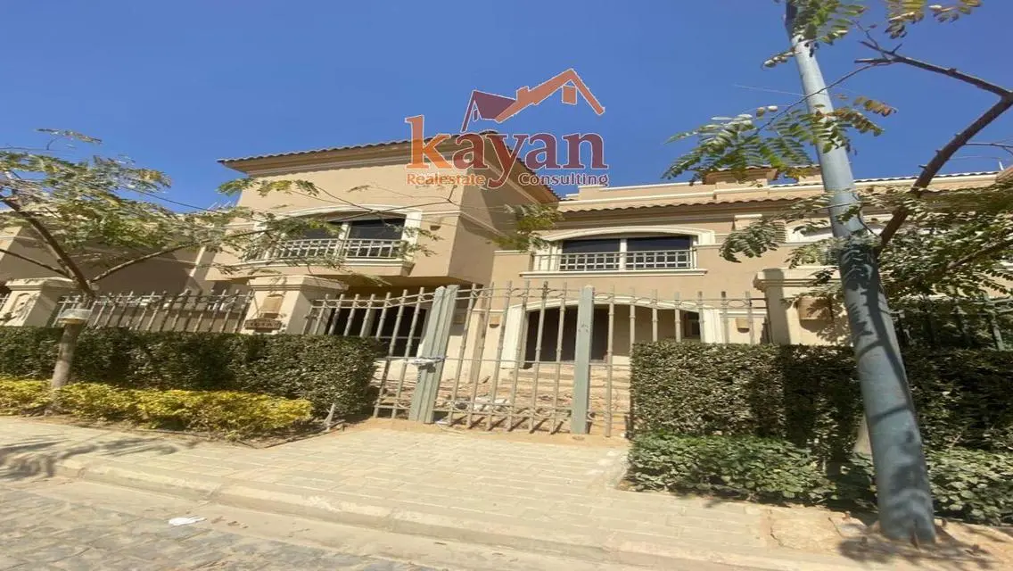 Twin house directly on the swimming pool, immediate receipt