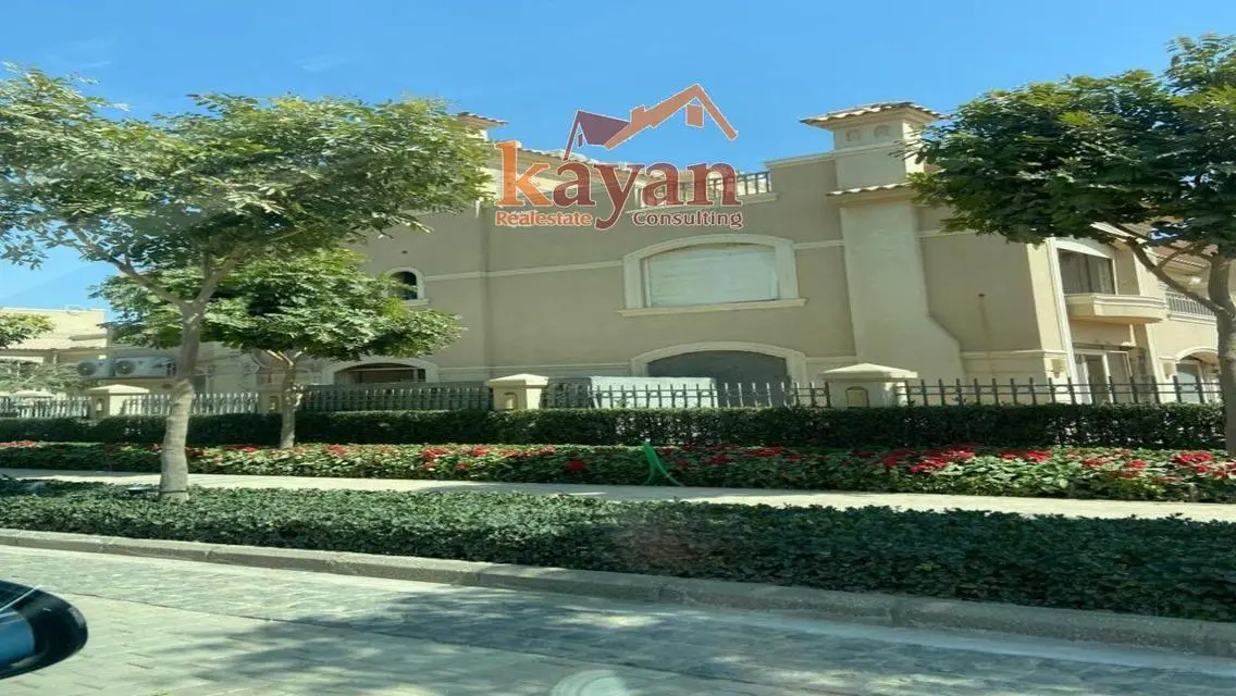 Twin house directly on the swimming pool, immediate receipt