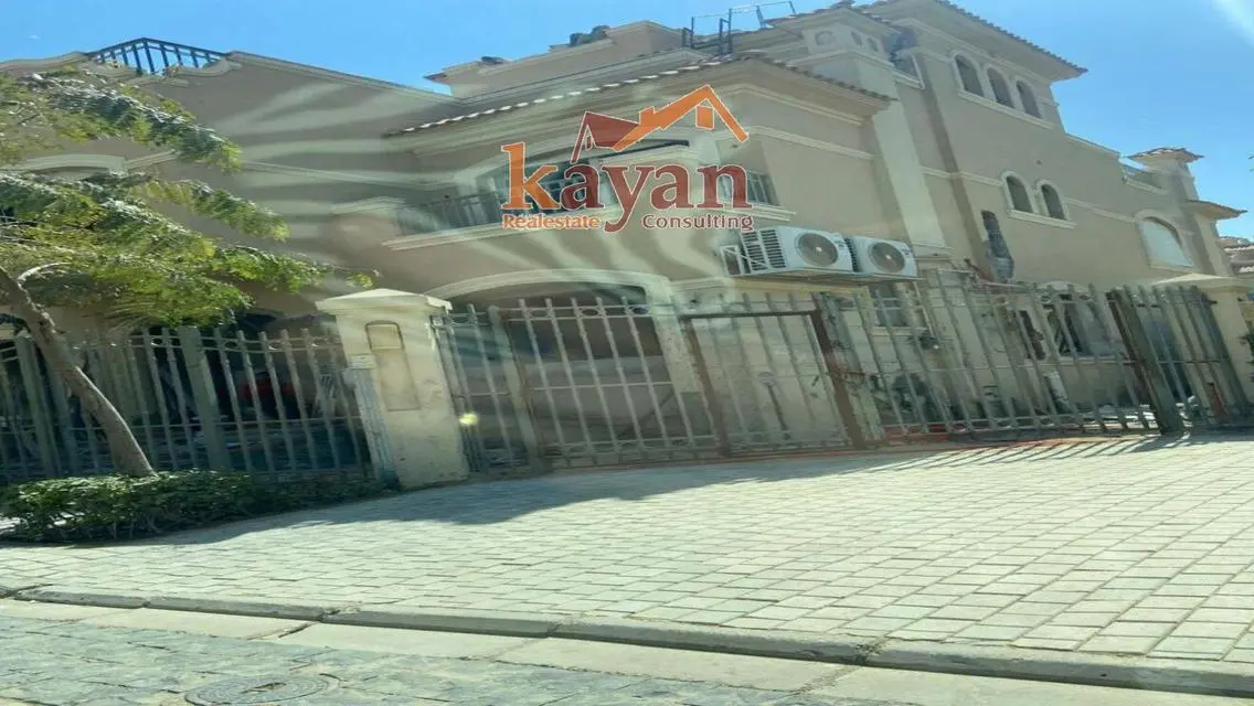 Twin house directly on the swimming pool, immediate receipt
