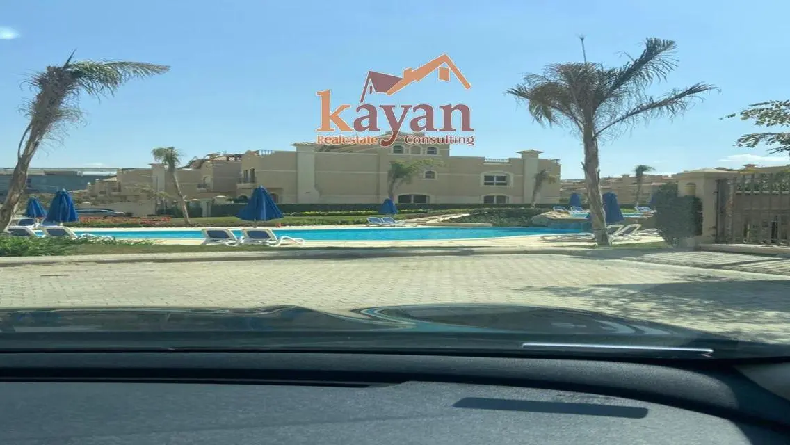Twin house directly on the swimming pool, immediate receipt