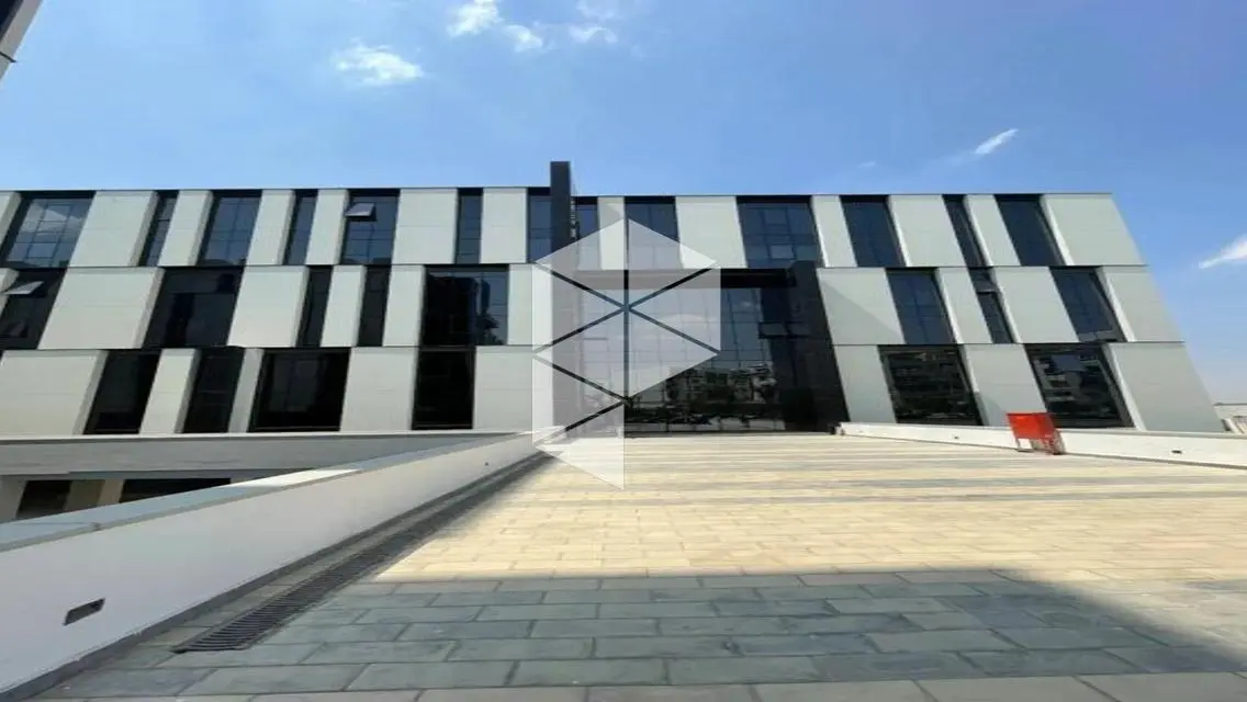 For rent office with open space in Hyde Park 130m