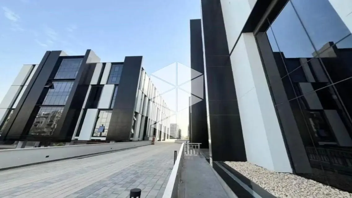 For rent office with open space in Hyde Park 130m