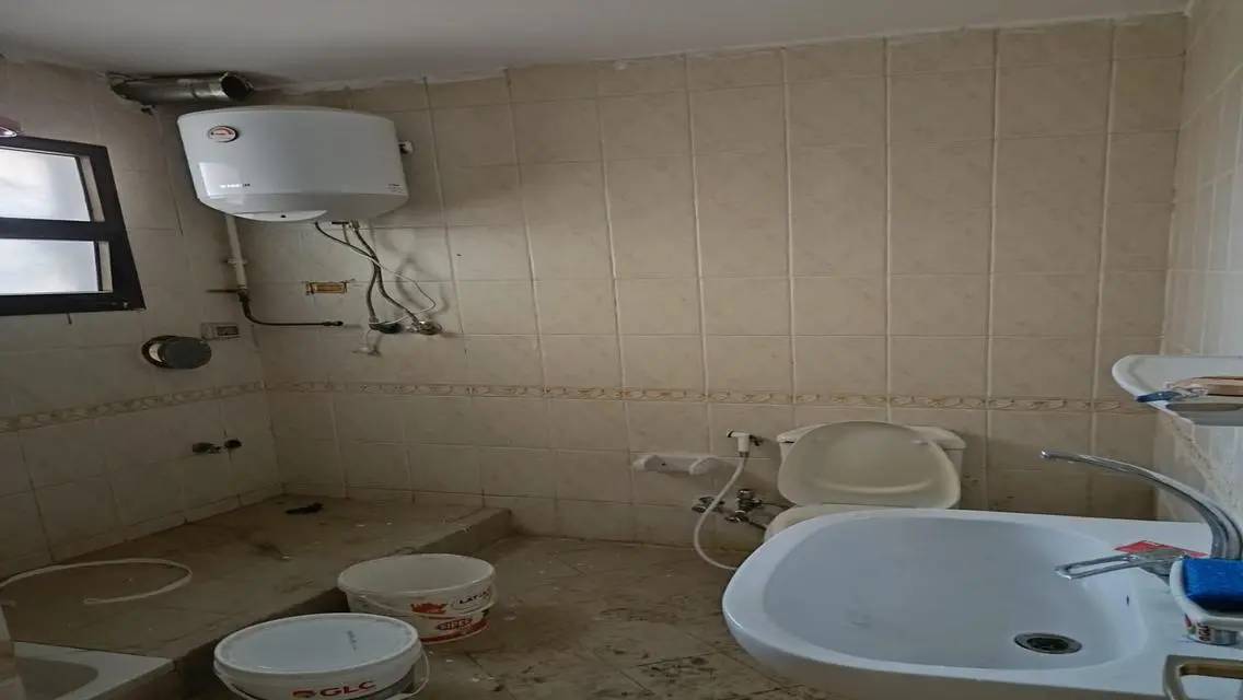 شقه للايجار 2 نوم بها 2 تكييف وسخان قانون جديد