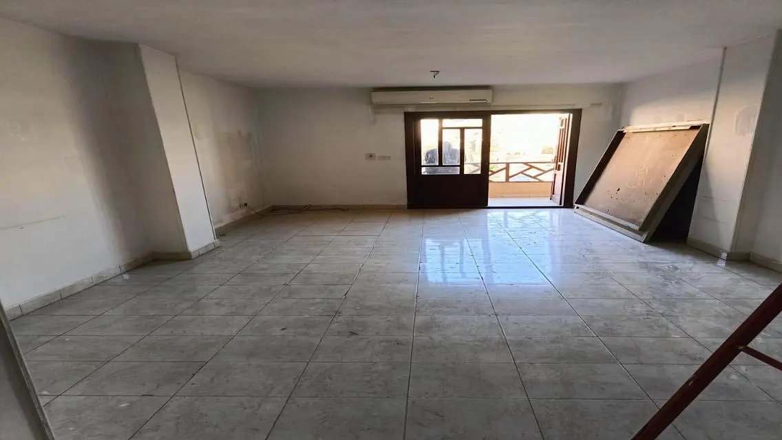 شقه للايجار 2 نوم بها 2 تكييف وسخان قانون جديد