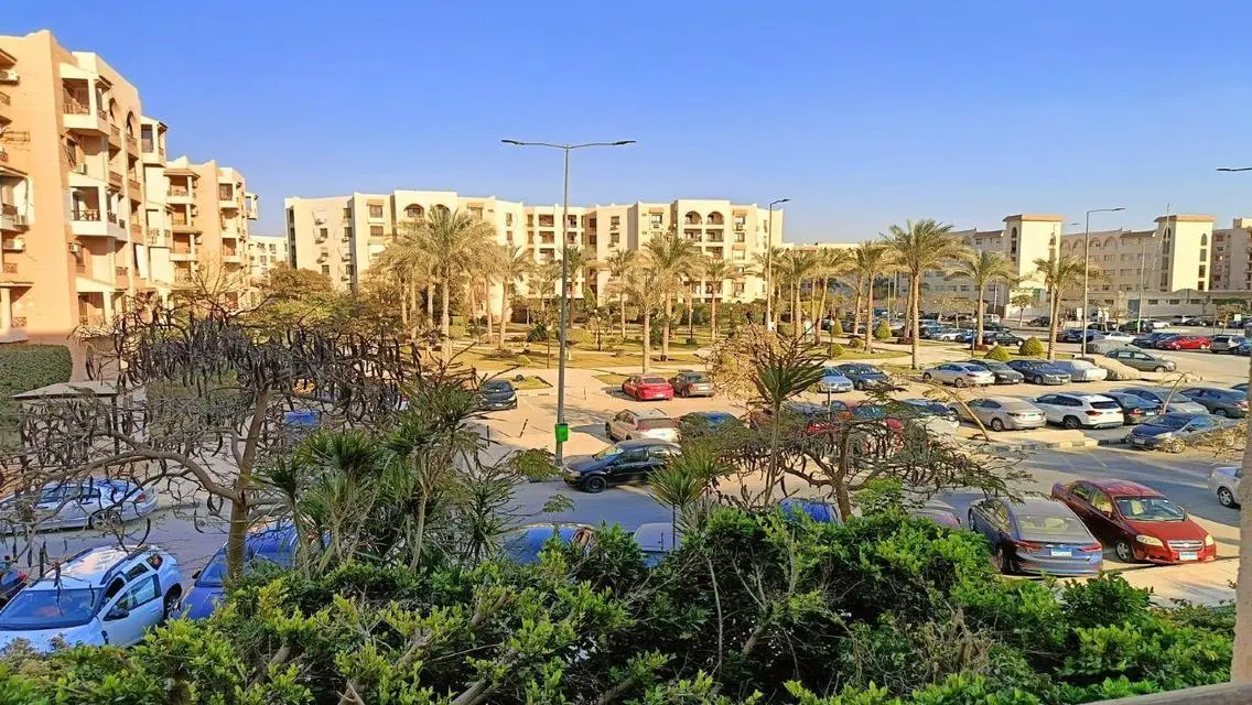 شقه للايجار 2 نوم بها 2 تكييف وسخان قانون جديد