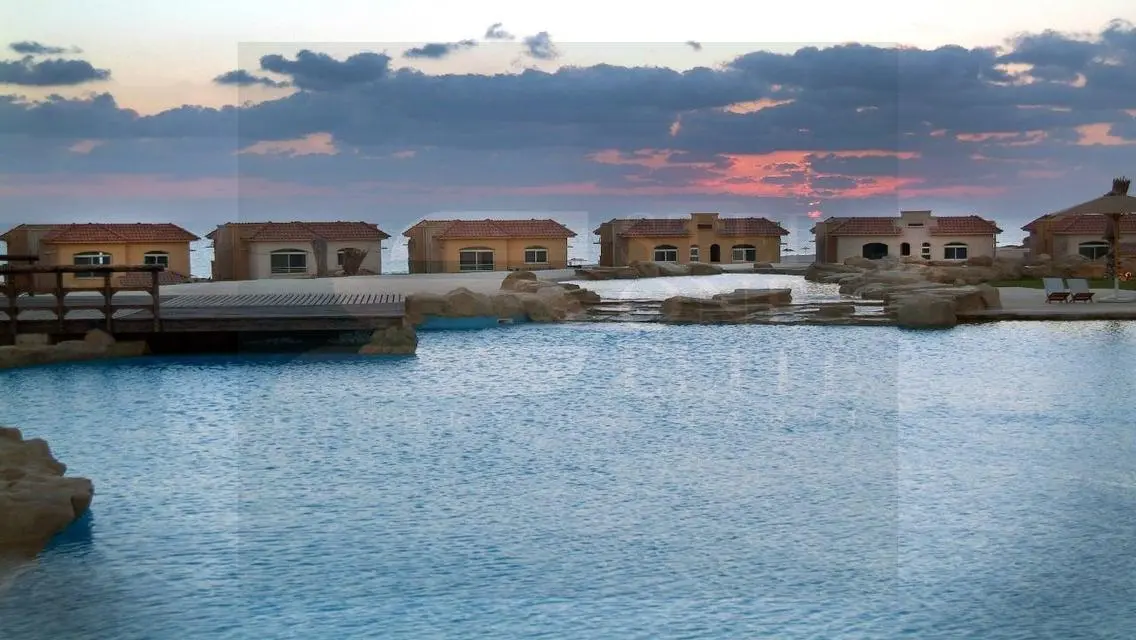 Chalet (3 rooms) for sale directly on the sea in T