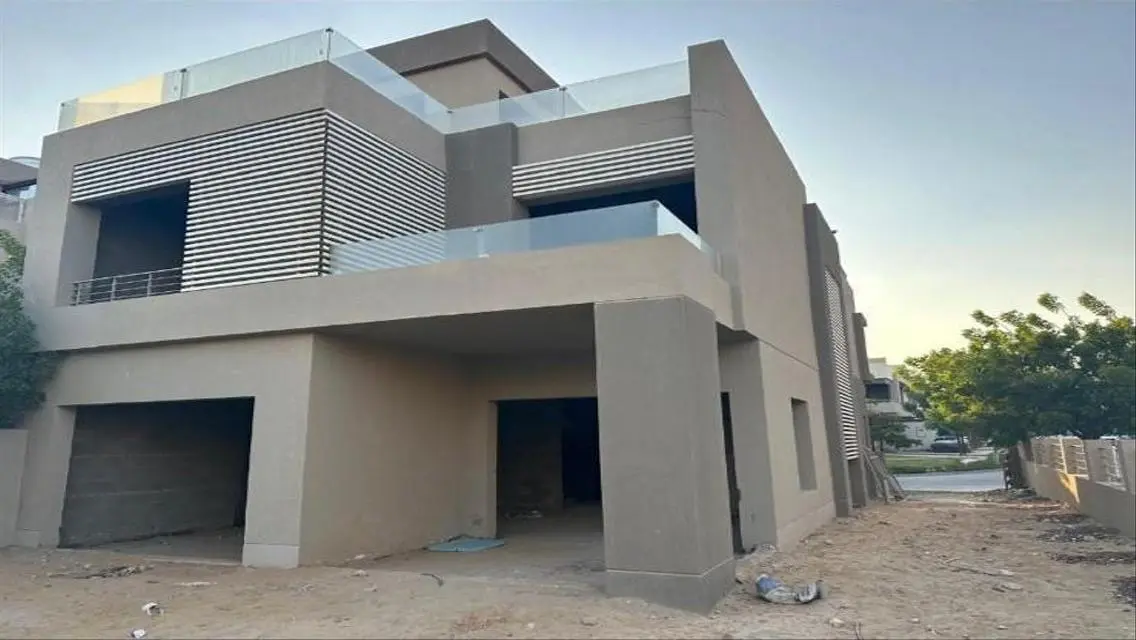 Corner Villa-Nicely located, Good setup