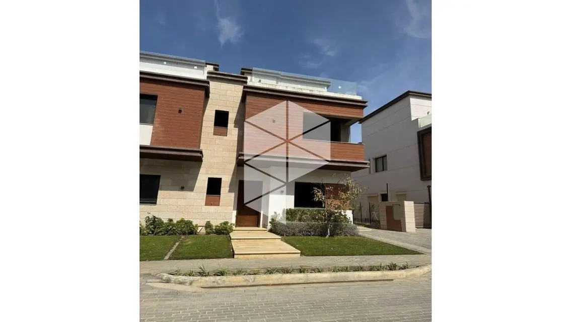 Middle Townhouse in Azzar – 5% DP &amp; Landscape View