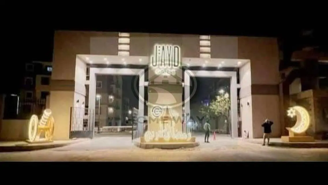 شقه ايجار في كمبوند فيو حمام سباحه وجاردن اول سكن