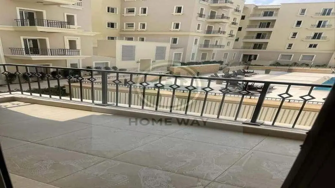 شقه ايجار علي حمام السباحه بالمطبخ والتكيفات