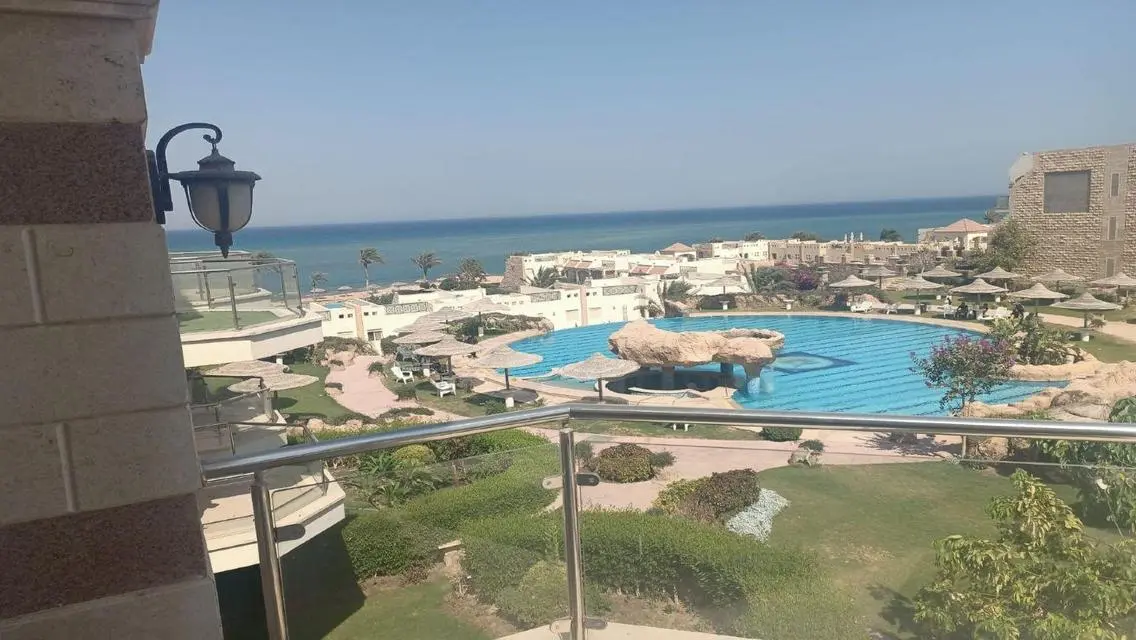 للبيع شقة مفروشه على البحر في منتجع أريج السخنة