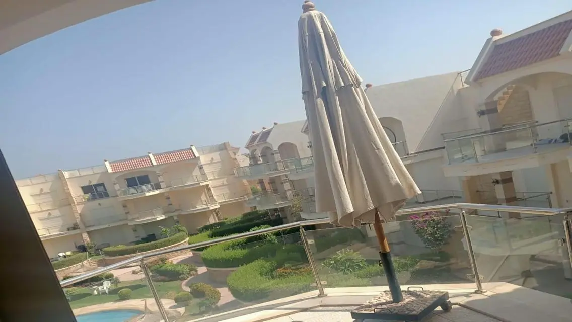 للبيع شقة مفروشه على البحر في منتجع أريج السخنة