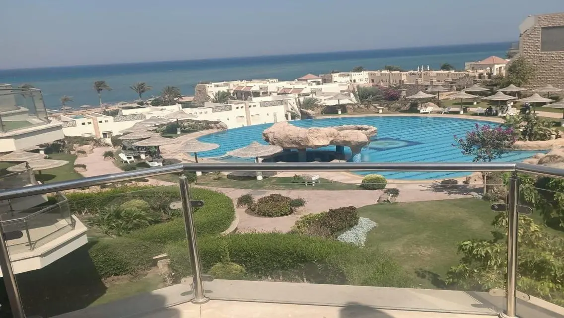 للبيع شقة مفروشه على البحر في منتجع أريج السخنة