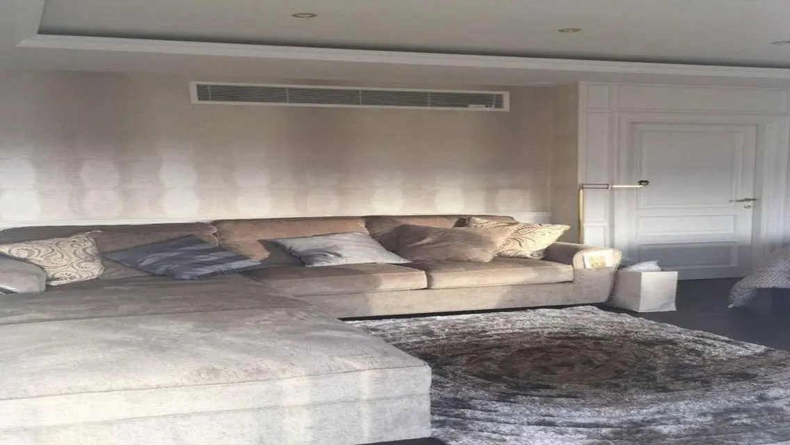 عقار رائع مع غرف خادمة وميزات فاخرة