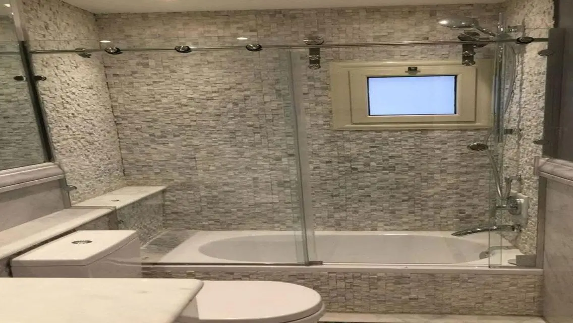 عقار رائع مع غرف خادمة وميزات فاخرة
