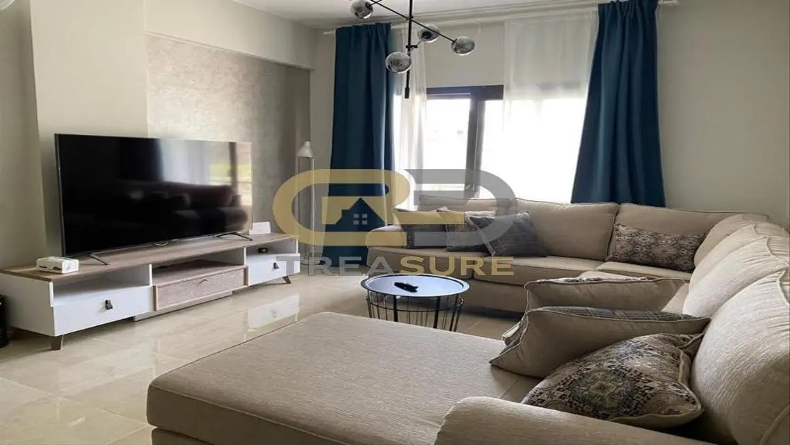 شقة بجاردن مفروشة الترا مودرن للبيع في فيفث سكوير.