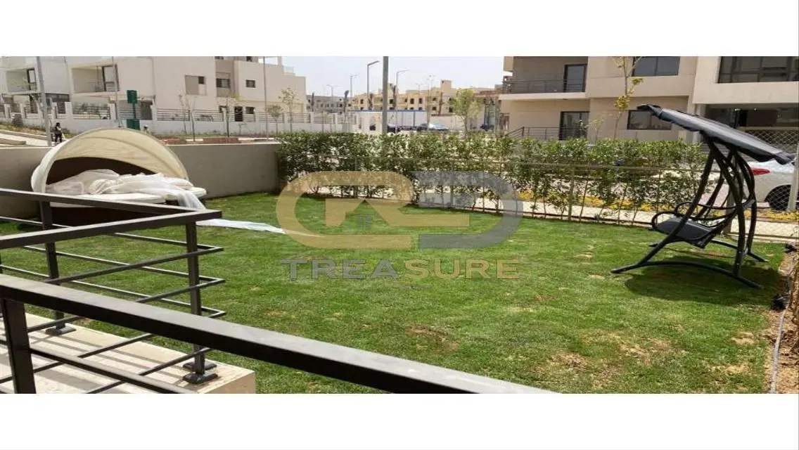 شقة بجاردن مفروشة الترا مودرن للبيع في فيفث سكوير.