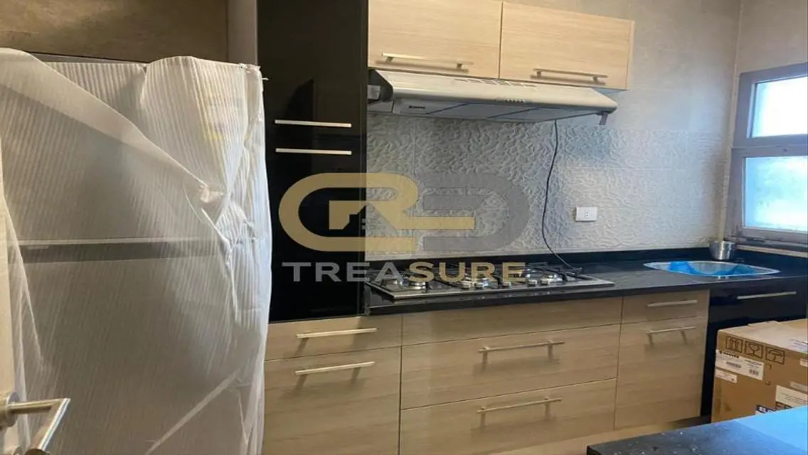 شقة بجاردن مفروشة الترا مودرن للبيع في فيفث سكوير.