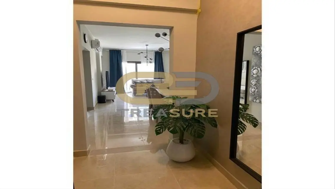 شقة بجاردن مفروشة الترا مودرن للبيع في فيفث سكوير.