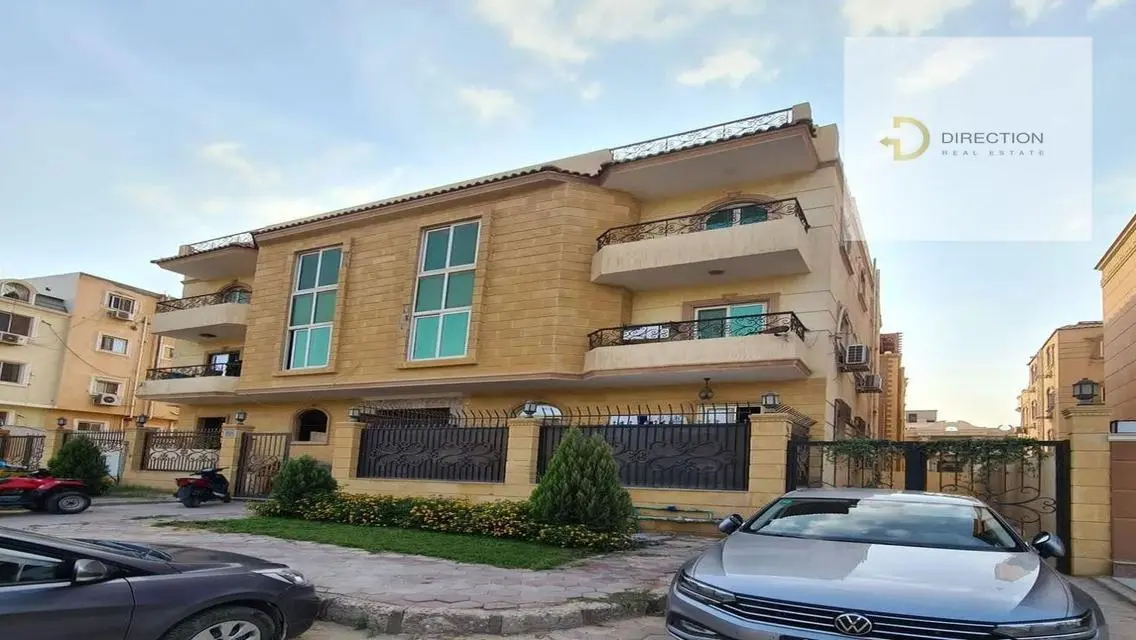 فرصة شقة أرضي بحديقة امامية كبيرة بكمبوند النخيل