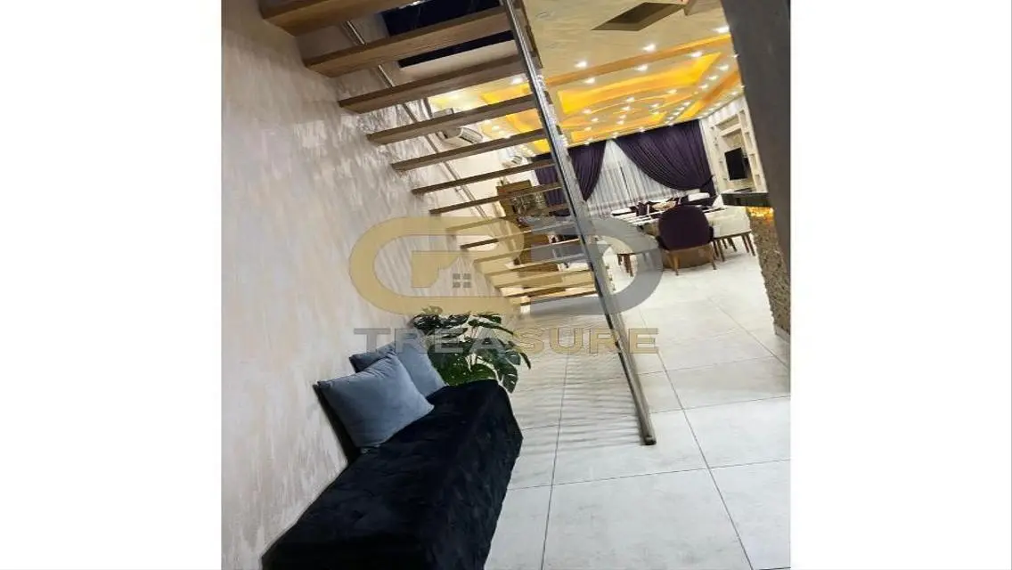 بنتهاوس بحمام سباحة مفروش في جاليريا مون فالي    .