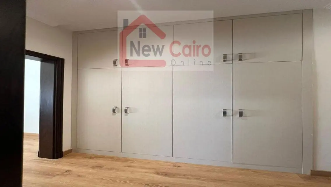 شقة فاخرة في AUC مع إطلالة رائعة