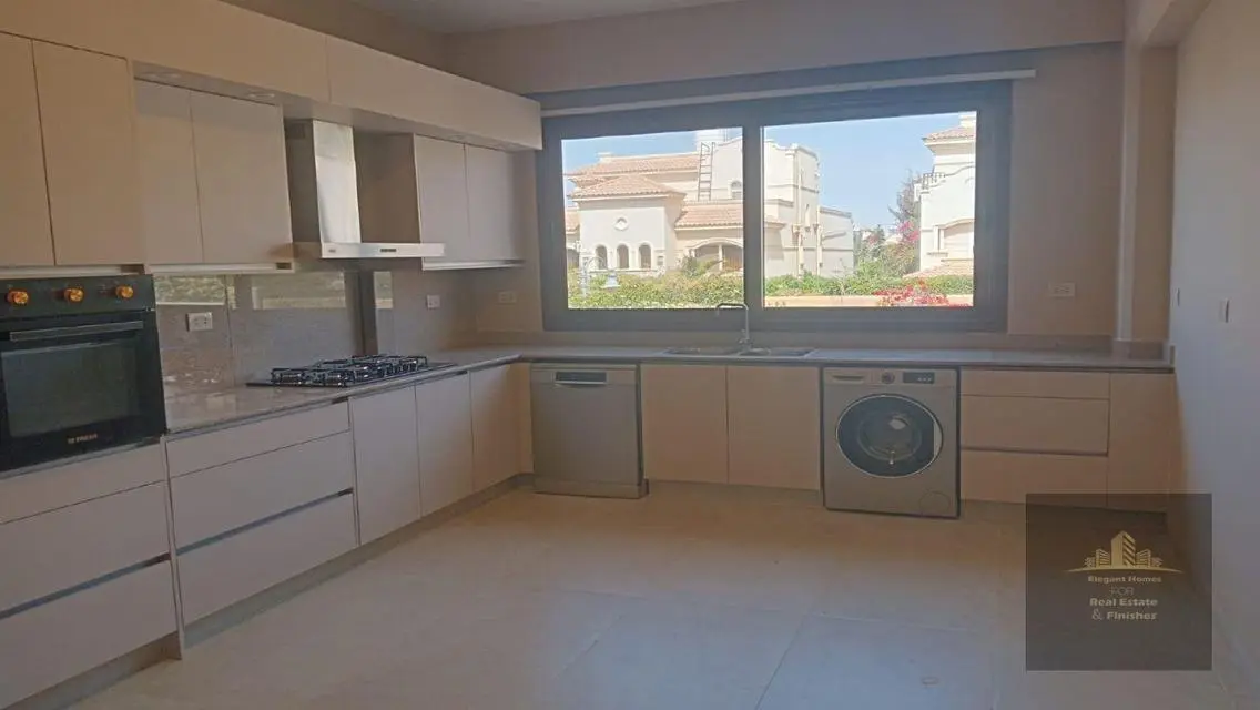 فيلا في توب فيو مفروشه  وبسعر مميز اول سكن