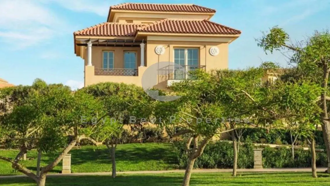 Townhouse for sale /Hydepark new cairo /10 years