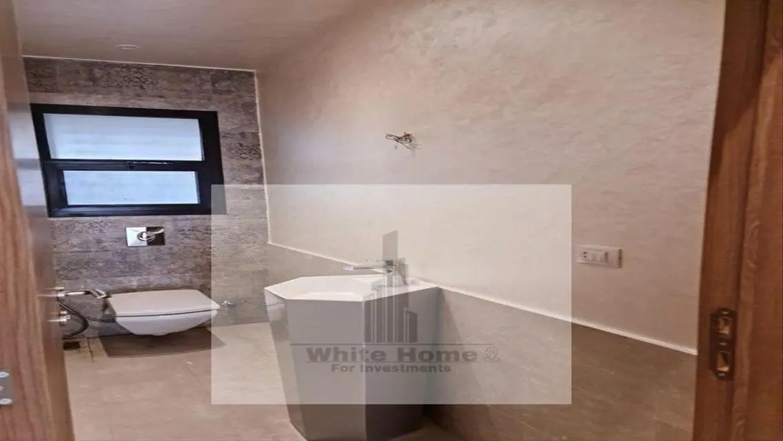 Super deluxe apartment semi-furnished in Eastown