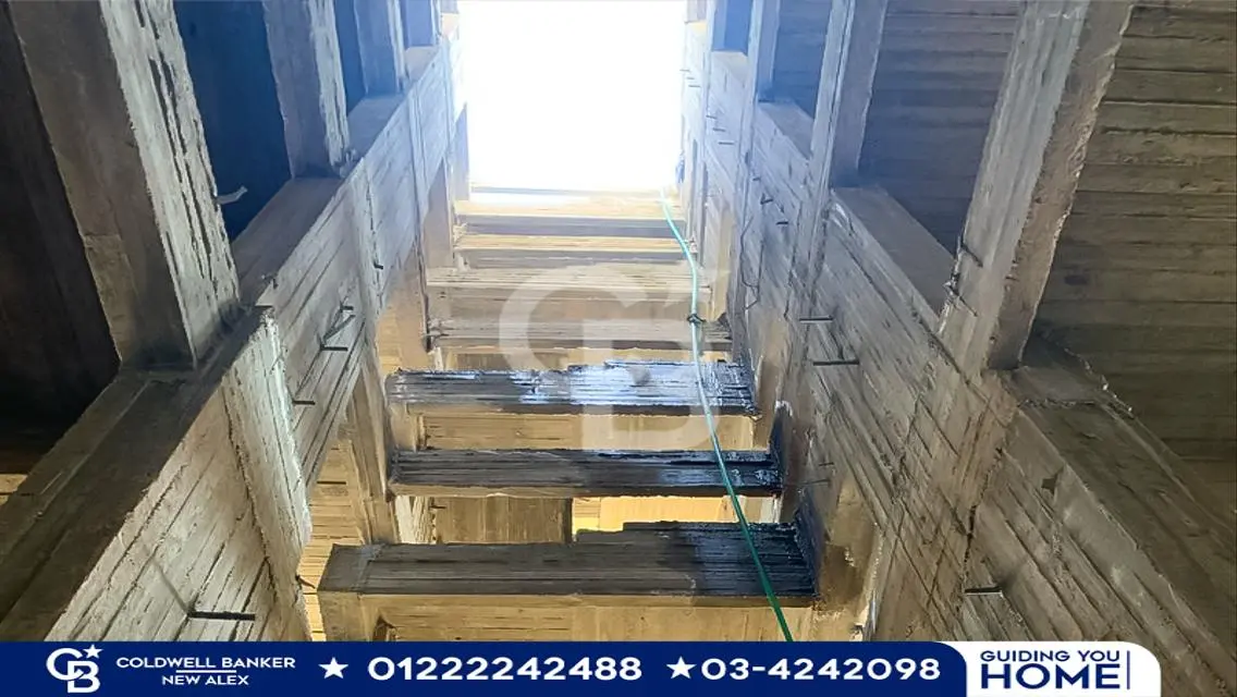 شقه للبيع علي محور قناه المحمودية بجوار محرم باشا