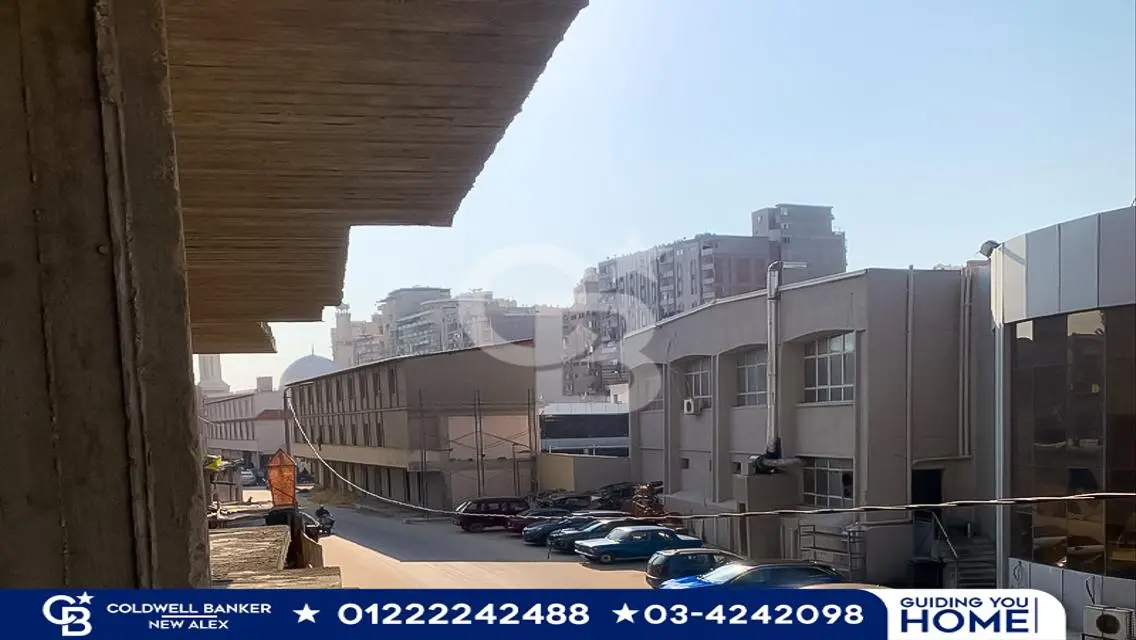 شقه للبيع علي محور قناه المحمودية بجوار محرم باشا