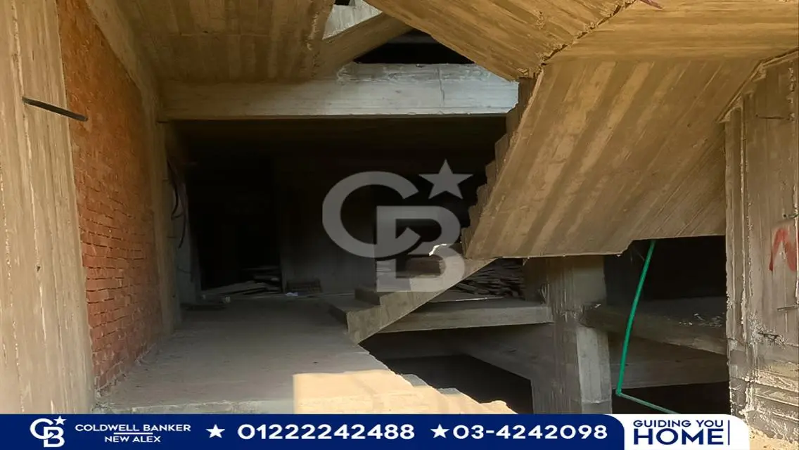 شقه للبيع علي محور قناه المحمودية بجوار محرم باشا